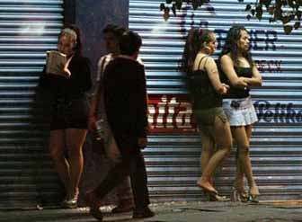 ملف:Mexico City street prostitutes.jpg