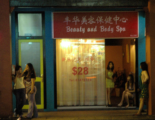 ملف:Geylang Singapore Prostitutes.jpg